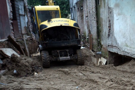 Xe, máy thi công cứ đến rồi đi nhưng con đường vẫn chưa được hoàn thiện