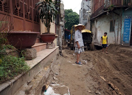 Xe, máy thi công cứ đến rồi đi nhưng con đường vẫn chưa được hoàn thiện