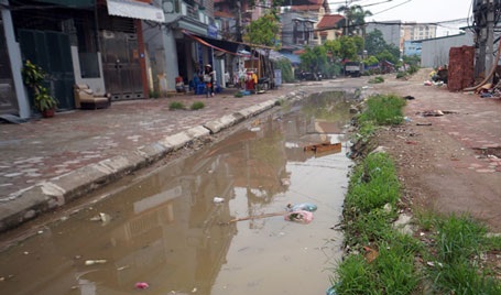 Chỉ một cơn mưa nhỏ cũng đủ biến mặt đường thành ao