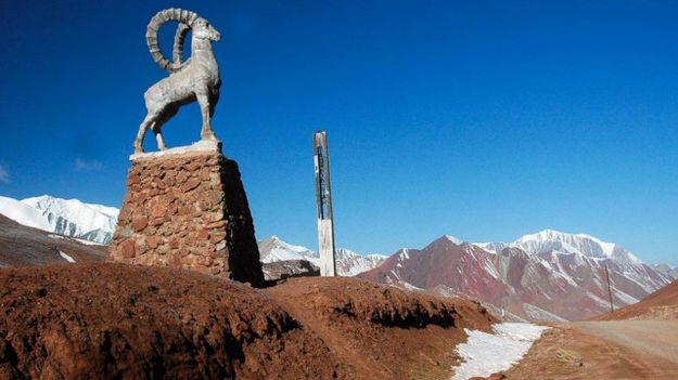 Quán cà phê hoang vắng trên cao