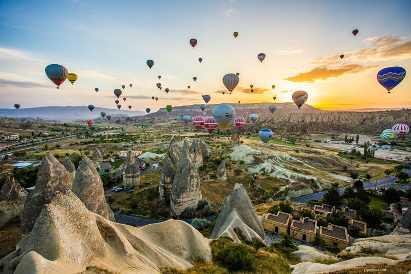 Bay cao cùng khinh khí cầu ở Cappadocia, Thổ Nhĩ Kỳ.