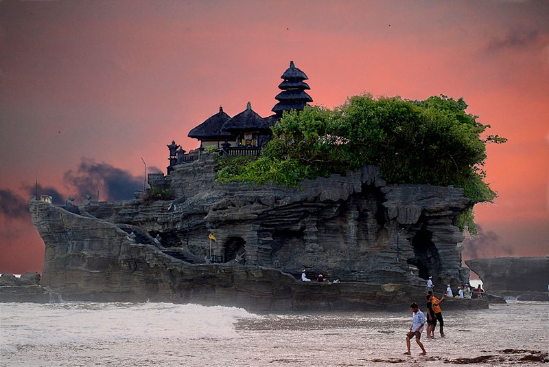 Kỳ ảo ngôi đền Tanah ở Bali, Indonesia.