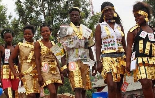Biểu diễn thời trang làm từ bao cao su ở Kenya.