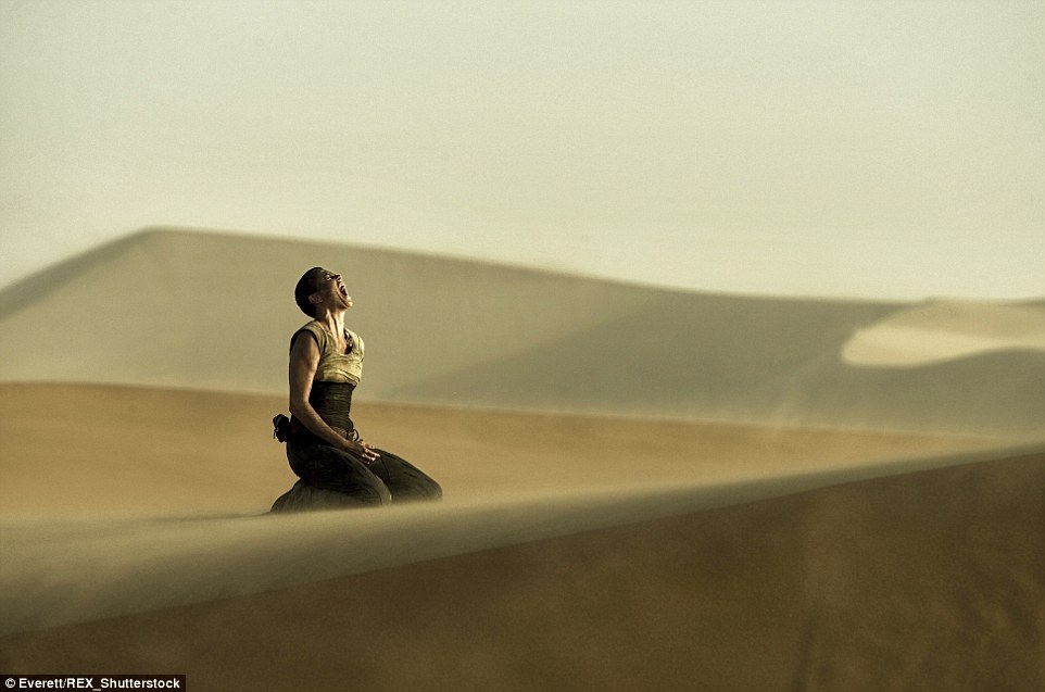 Sa mạc Namid - "linh hồn" thực sự của bom tấn Mad Max: Fury Road - 1 Hình ảnh ám ảnh trên sa mạc hoang vắng của nhân vật Furiosa do Charlize Theron thủ vai