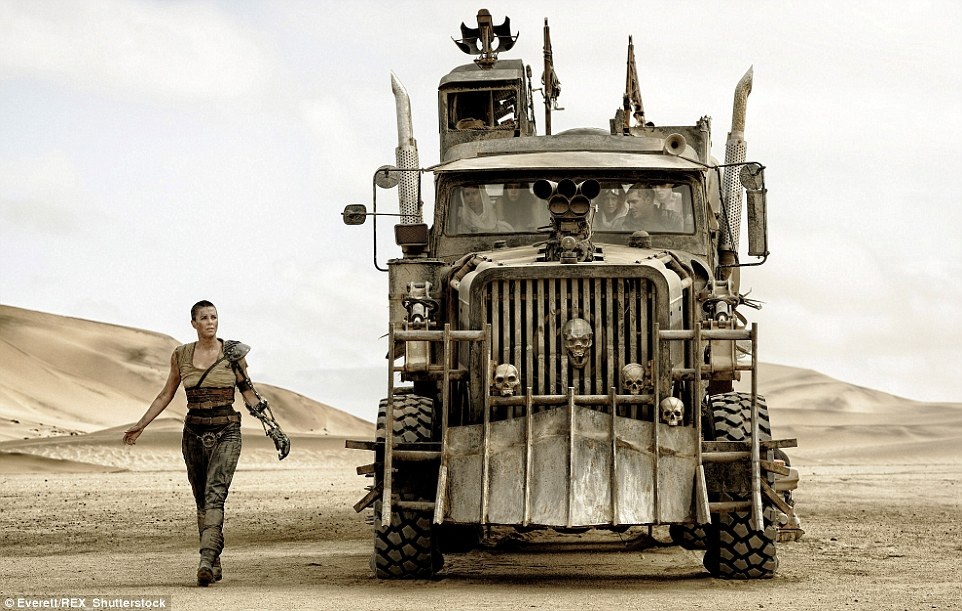 Sa mạc Namid - "linh hồn" thực sự của bom tấn Mad Max: Fury Road - 7 Các đụn cát đỏ lộng lẫy tại sa mạc Namib cũng là điểm du lịch nổi tiếng của quốc gia này.