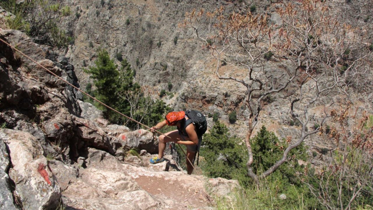 Đường leo núi khá cheo leo