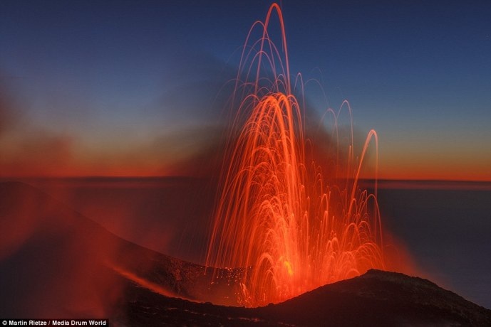 Trái Đất trở thành “hành tinh khác” qua những bức hình - 5 Núi lửa Etna, Sicily phun trào