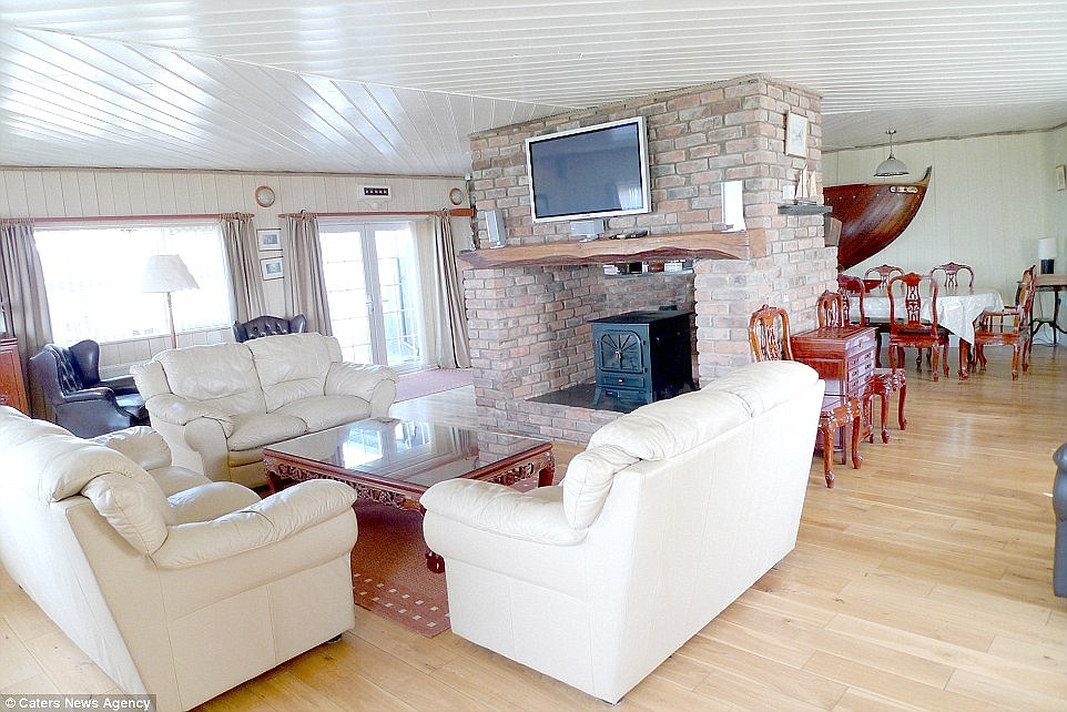 Phòng nghỉ có rất nhiều cửa sổ, có thể nhìn ra đại dương từ mọi phía