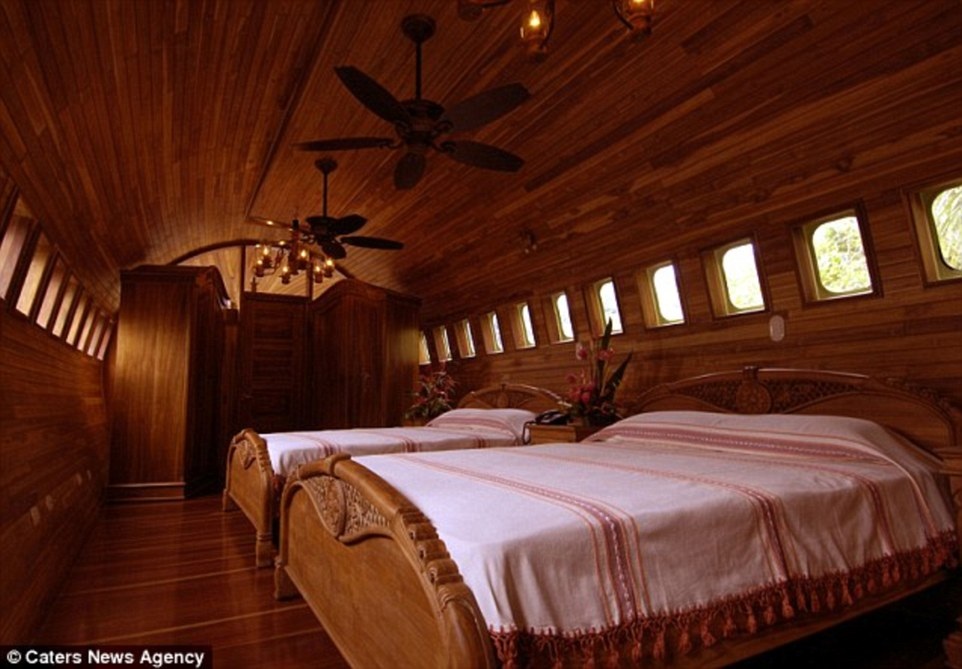 Toàn thân máy bay được ốp gỗ vô cùng tiện nghi