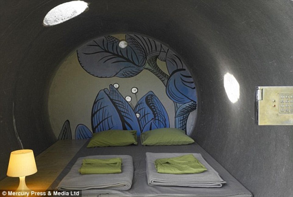 Tường phòng được trang trí bằng những bức tranh nghệ thuật