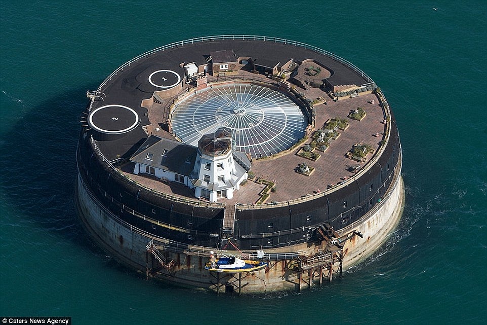 Pháo đài khách sạn nằm ngay giữa biển