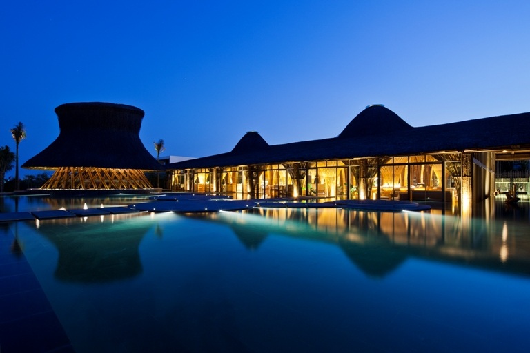 Naman Retreat – Trải nghiệm đích thực về thiên nhiên và văn hóa Việt - 13 Không gian huyền ảo và nên thơ tại Naman Retreat khi hoàng hôn buông xuống.