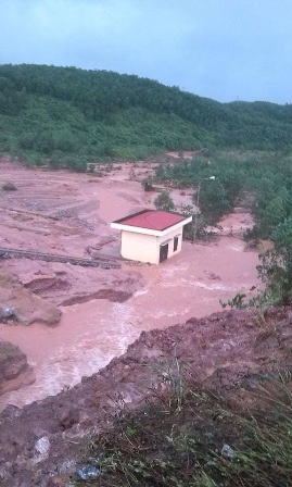 Quảng Ninh: Lũ lớn tràn đập, dân sơ tán khẩn cấp - 1 Nước lũ bắt đầu uy hiếp nhà dân