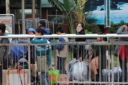 Tắc nghẽn cửa khẩu do... chống buôn lậu (!?) - 4 Nhiều đối tượng đã không chịu được sự chờ đợi đã dẫn đến các hành động quá khích.