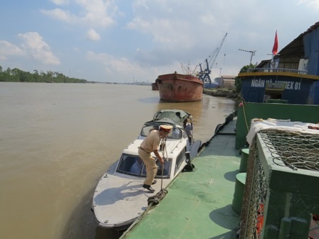 Đoàn liên ngành ra quân rầm rộ, tàu quá tải vẫn tấp nập qua lại - 5 Từng đoàn xà lan chở quá tải vẫn dày đặc trên sông