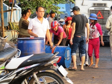 Người dân phối hợp với cơ quan chức năng ứng cứu sự cố về môi trường này