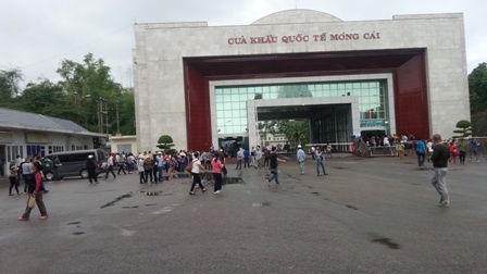 Tắc nghẽn cửa khẩu do... chống buôn lậu (!?) - 5 Sau sự vào cuộc của các cơ quan chức năng, tình trạng ùn ứ đã có dấu hiệu thuyên giảm