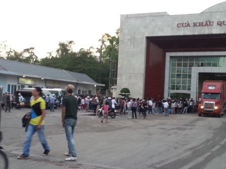 Tắc nghẽn cửa khẩu do... chống buôn lậu (!?) - 3 Ngoài người lớn, thời gian qua nhiều gia đình con huy động cả trẻ nhỏ để qua cửa khẩu xách hàng