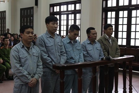15 năm tù cho 5 cán bộ Thanh tra giao thông vì sửa 688 văn bản xử phạt - 1 5 bị cáo nguyên là cán bộ thanh tra giao thông tại tòa