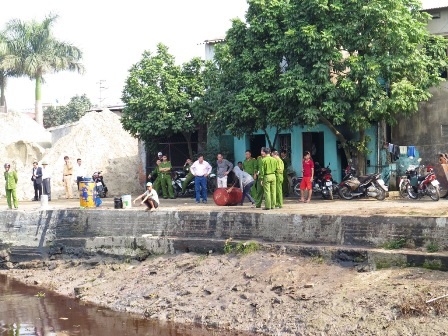 Các cơ quan chức năng điều tra tìm hiểu nguyên nhân dẫn đến sự cố tràn hóa chất.