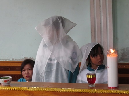 Vụ lật thuyền 6 người chết: Thuyền rách, áo lành gây cảnh tang thương - 4 Những đứa trẻ ngơ ngác trước nỗi đau mất mẹ