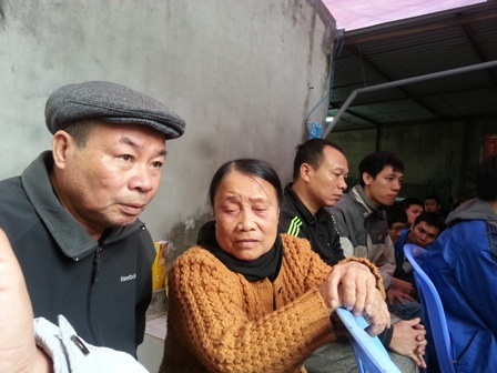 Đưa thi thể thuyền viên bị bắn về Việt Nam vào chiều tối nay - 2 Rất nhiều người thân và bạn bè anh Đạt đã tập trung tại gia đình đón thi thể anh