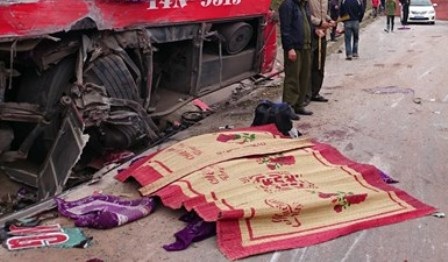 6 người chết, nhiều người bị thương trong vụ xe khách đâm xe container - 3 Hiện trường thương vong sau vụ tai nạn.