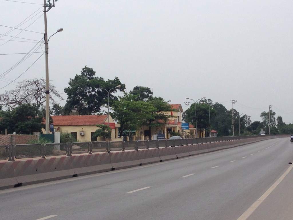 Những lối ngang “băm nhỏ” quốc lộ nghìn tỷ - 5 Trạm cân tải trọng bị bịt kín kéo dài, các phương tiện quay đầu vào cân phải đi vòng xa.