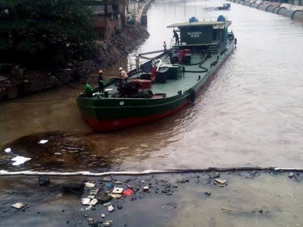 Dầu tràn từ Nhà máy nhiệt điện, loang khắp mặt sông Uông - 1 Lực lượng chức năng xử lý sự cố dầu loang ( ảnh TTX)