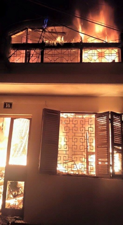 Xót xa chứng kiến 6 thi thể được đưa khỏi căn nhà cháy - 1 Xót xa chứng kiến 6 thi thể được đưa khỏi căn nhà cháy