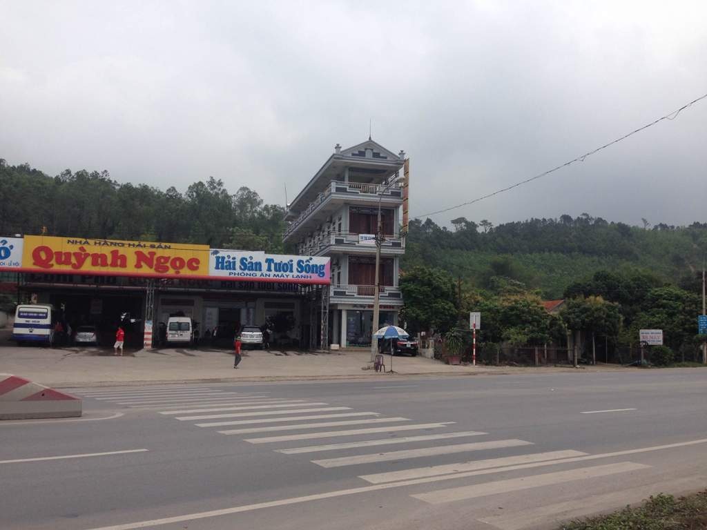 Những lối ngang “băm nhỏ” quốc lộ nghìn tỷ - 4 Nhưng ở khu đông dân cư thì gần như không có lối sang đường.