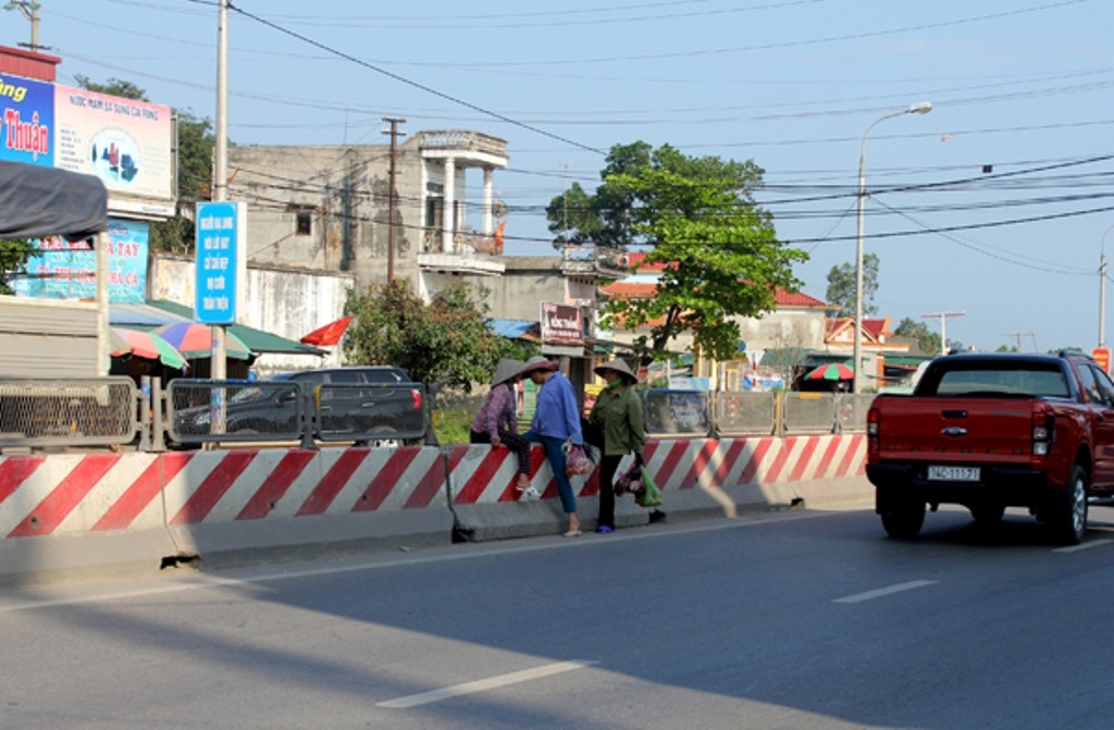 Những lối ngang “băm nhỏ” quốc lộ nghìn tỷ - 3 Nhưng ở khu đông dân cư thì gần như không có lối sang đường.