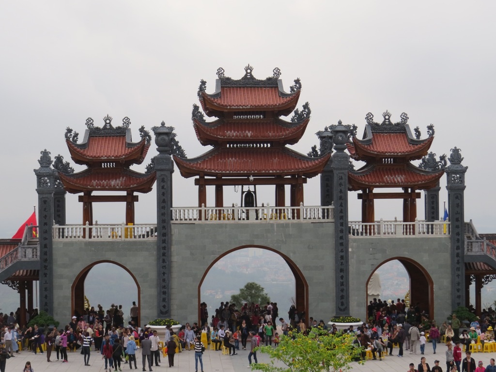 Lạc bước trong lung linh chùa Ba Vàng về đêm - 1 Chùa Ba Vàng với quần thể kiến trúc hiện đại