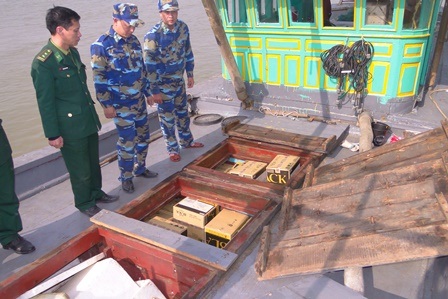 Bắt lô rượu ngoại lậu được chuyển xuống từ tàu hàng Trung Quốc - 1 Lô rượu ngoại nhập lậu được các trinh sát biên phòng Hải đoàn 38 bắt giữ