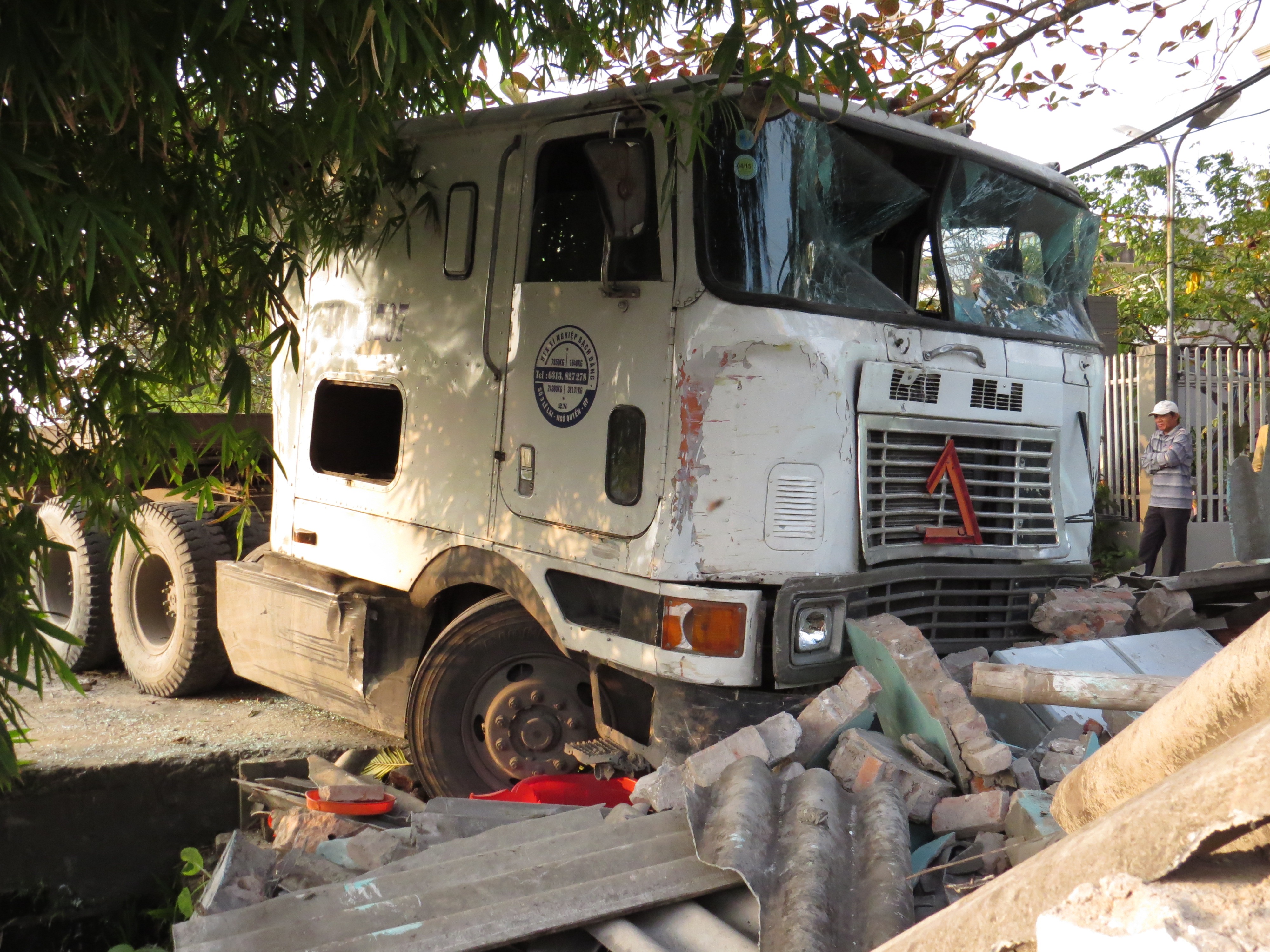 Chiếc xe đâm sập nhà dân, làm chủ nhà bị thương.