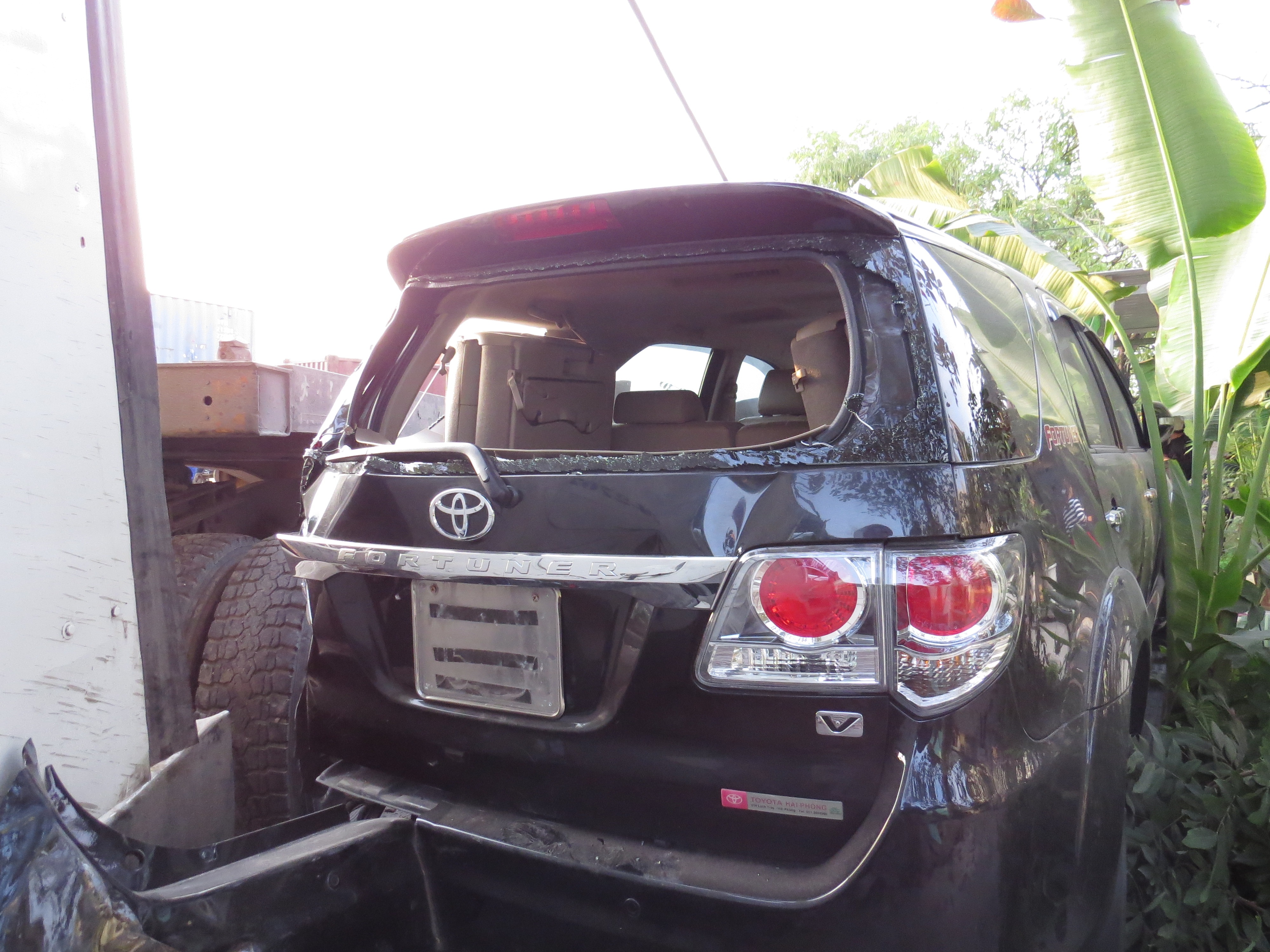 Chiếc xe ô tô dựng bên đường bị đâm hỏng.