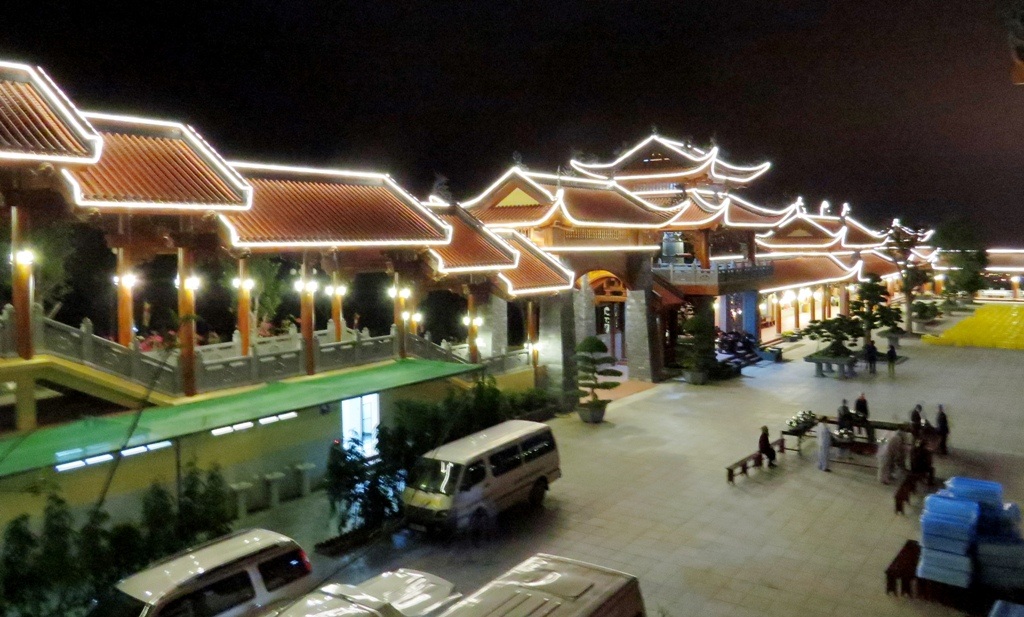 Lạc bước trong lung linh chùa Ba Vàng về đêm - 4 Quần thể chùa Ba Vang lung hinh huyền ảo trong màn đêm
