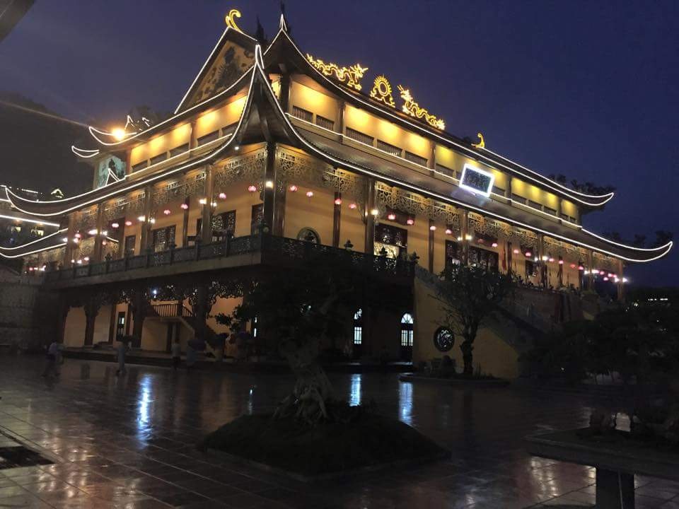 Lạc bước trong lung linh chùa Ba Vàng về đêm - 6 Quần thể chùa Ba Vang lung hinh huyền ảo trong màn đêm
