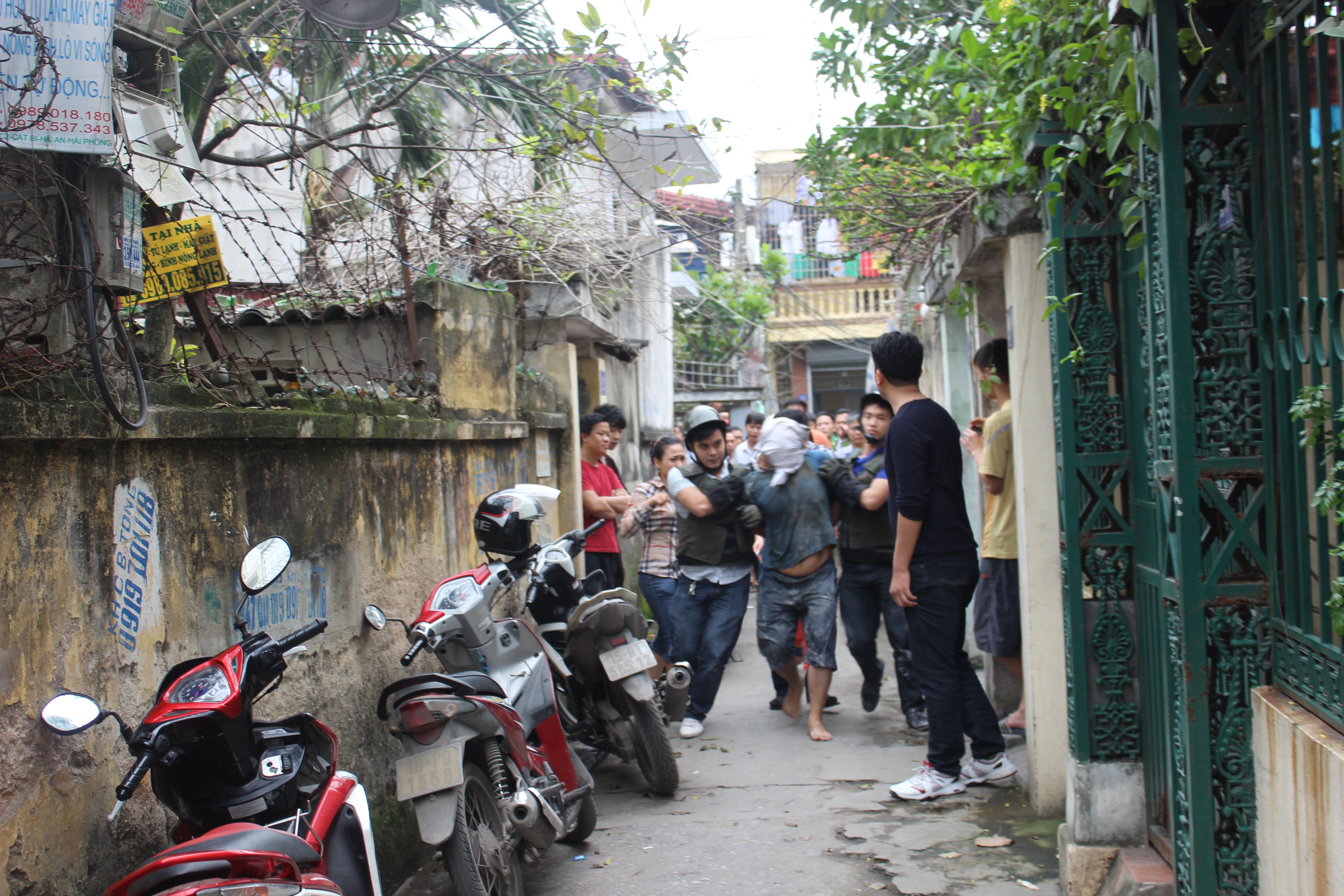 Đã bắt được thanh niên ngáo đá cố thủ sau hơn 1 ngày đêm - 2 Đối tượng được đưa ra khỏi căn nhà sau hơn 1 ngày đêm cố thủ