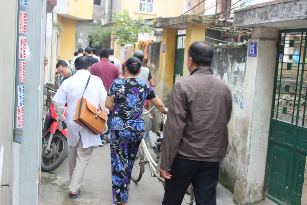 Đã bắt được thanh niên ngáo đá cố thủ sau hơn 1 ngày đêm - 3 Đối tượng đã được đưa ra khỏi căn nhà an toàn