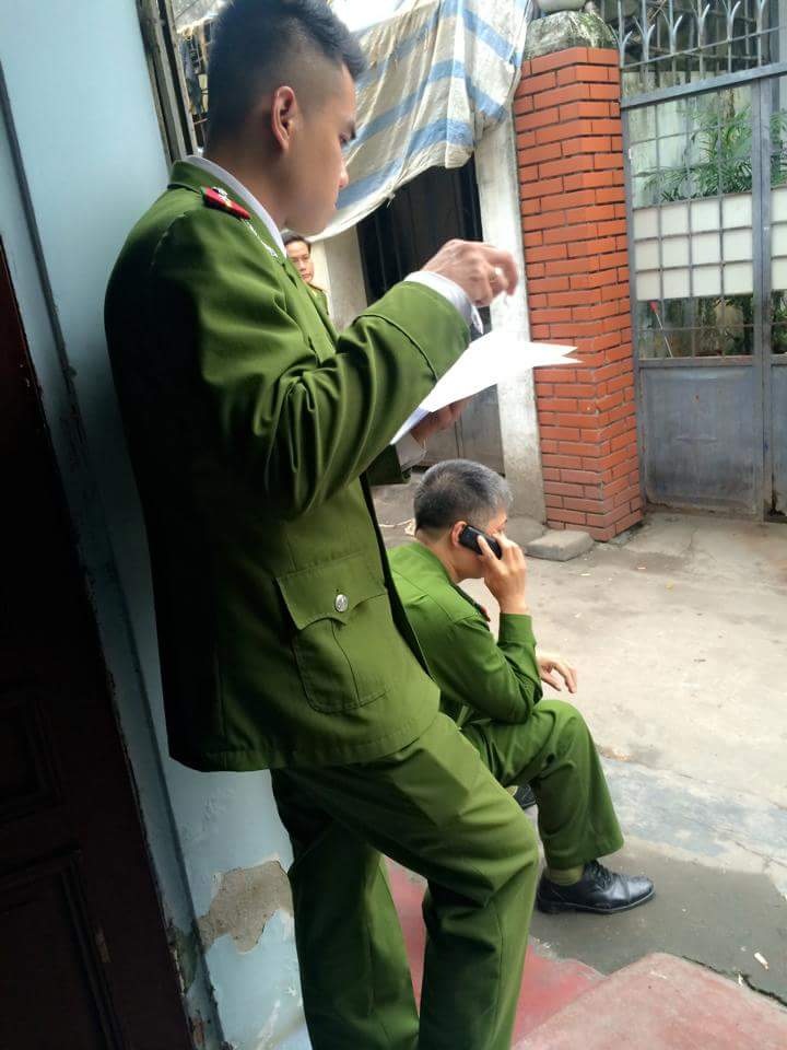 Nghi ngáo đá, nam thanh niên suốt 1 ngày đêm đang cố thủ trong nhà - 5 Người thân và cơ quan công an có mặt tại ngôi nhà để tuyên truyền vận động đối tượng hợp tác