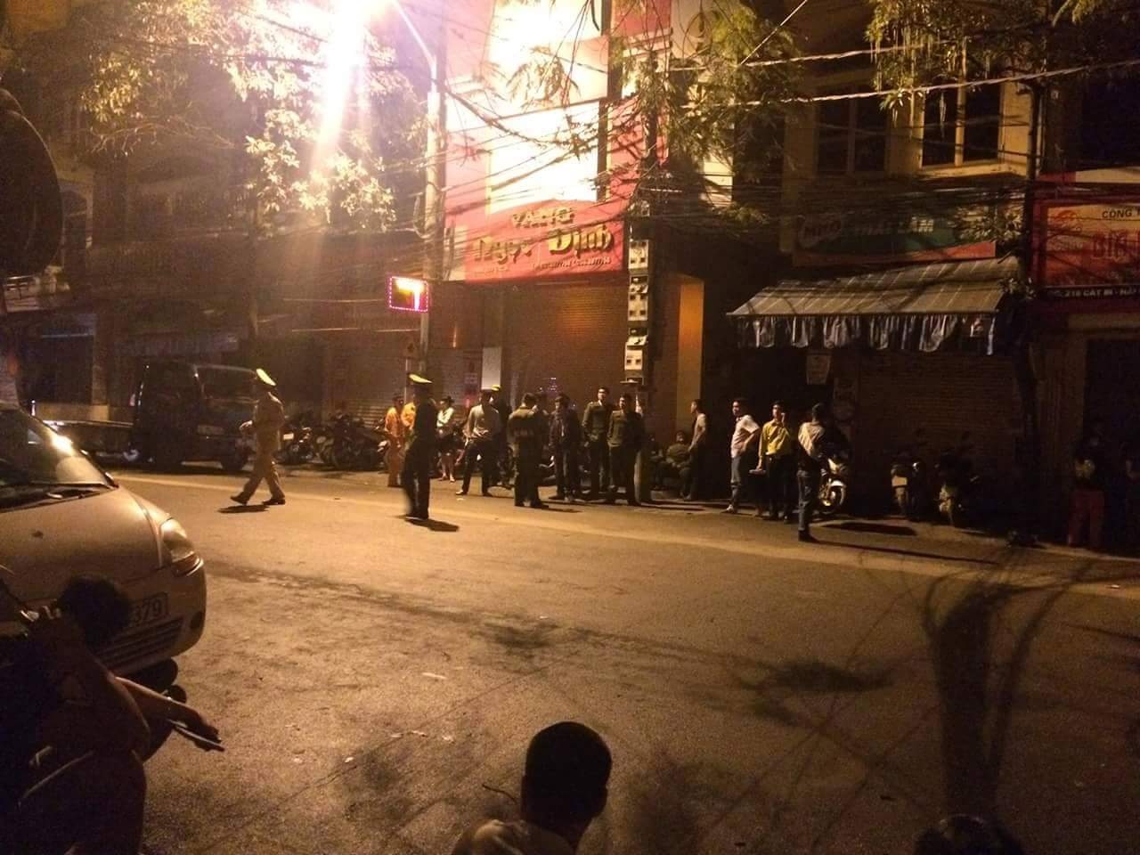 Nghi ngáo đá, nam thanh niên suốt 1 ngày đêm đang cố thủ trong nhà - 2 Người dân tập trung trước con ngõ xảy ra vụ việc, khiến CSGT phải có mặt để tránh ùn tắc