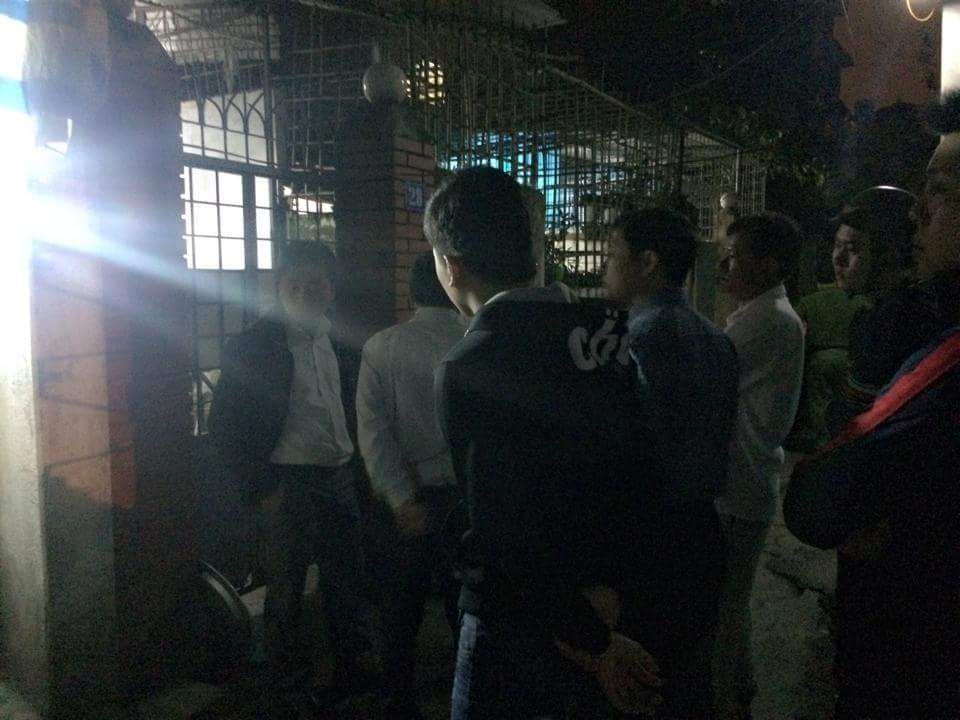 Nghi ngáo đá, nam thanh niên suốt 1 ngày đêm đang cố thủ trong nhà - 4 Người thân và cơ quan công an có mặt tại ngôi nhà để tuyên truyền vận động đối tượng hợp tác
