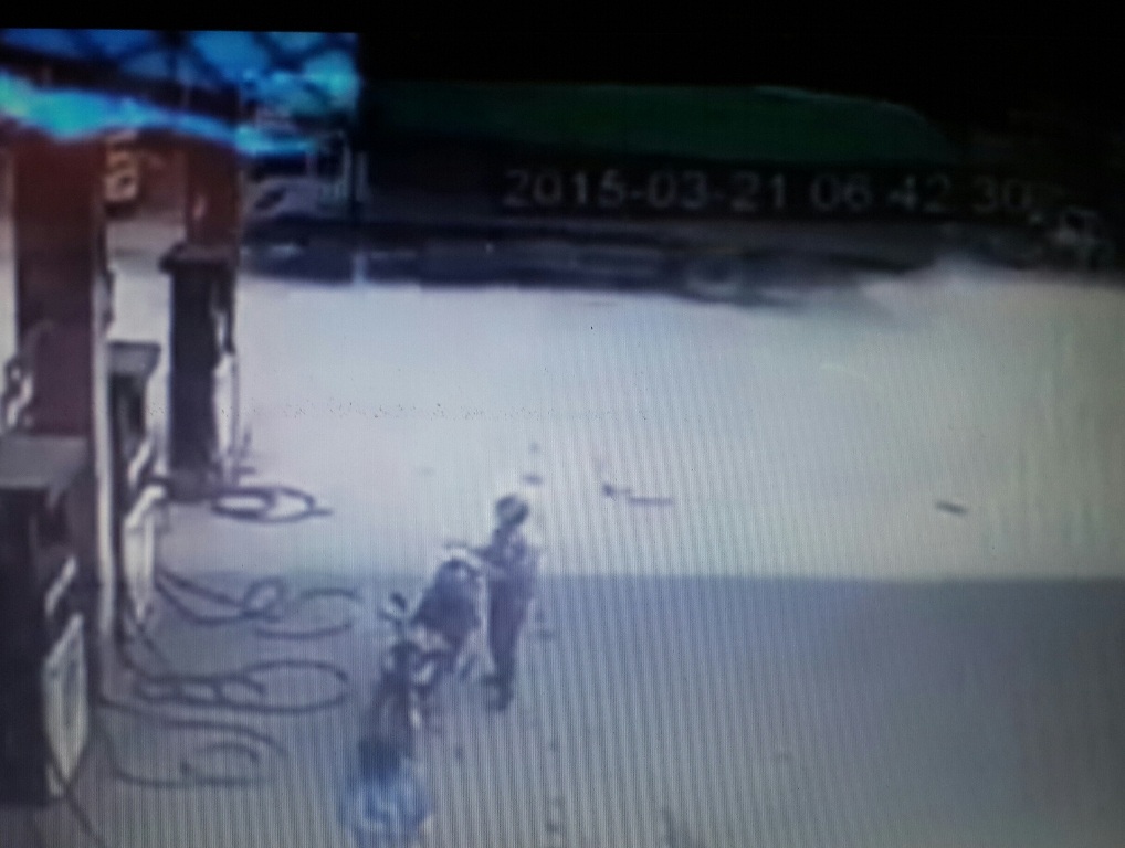 Xe quá tải chở theo cán bộ cân lên nóc chay vào cây xăng 