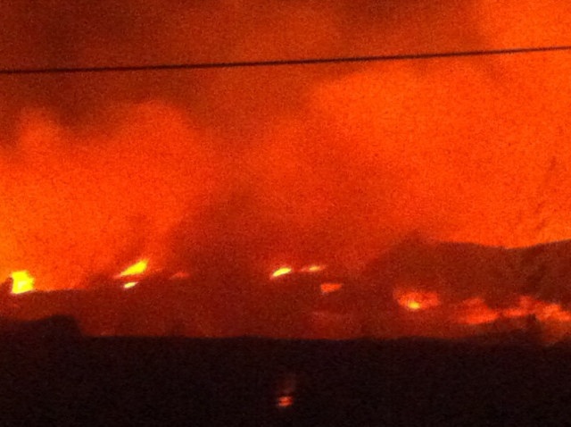 Cháy lớn suốt 16 tiếng thiêu rụi nhà máy nông sản rộng hơn 1.000 m2 - 4 Ngọn lửa gặp gió cùng các vật liệu dễ cháy đã khiến cho công tác PCCC trở nên khó khăn