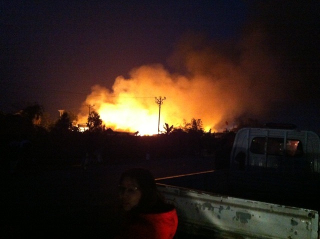 Cháy lớn suốt 16 tiếng thiêu rụi nhà máy nông sản rộng hơn 1.000 m2 - 2 Lửa bốc cao.