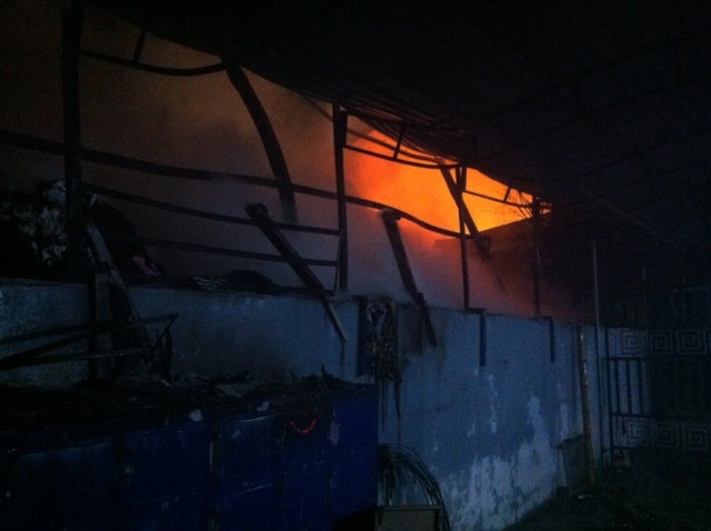 Cháy lớn suốt 16 tiếng thiêu rụi nhà máy nông sản rộng hơn 1.000 m2 - 3 Ngọn lửa gặp gió cùng các vật liệu dễ cháy đã khiến cho công tác PCCC trở nên khó khăn