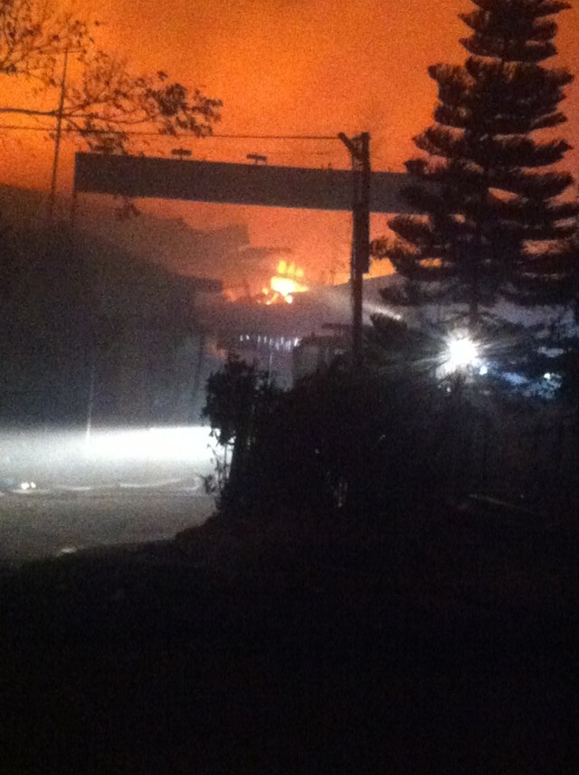 Cháy lớn suốt 16 tiếng thiêu rụi nhà máy nông sản rộng hơn 1.000 m2 - 7 1h sáng nay, ngày 8/2, lửa vẫn âm ỉ cháy.