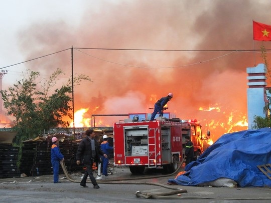 Cháy lớn suốt 16 tiếng thiêu rụi nhà máy nông sản rộng hơn 1.000 m2