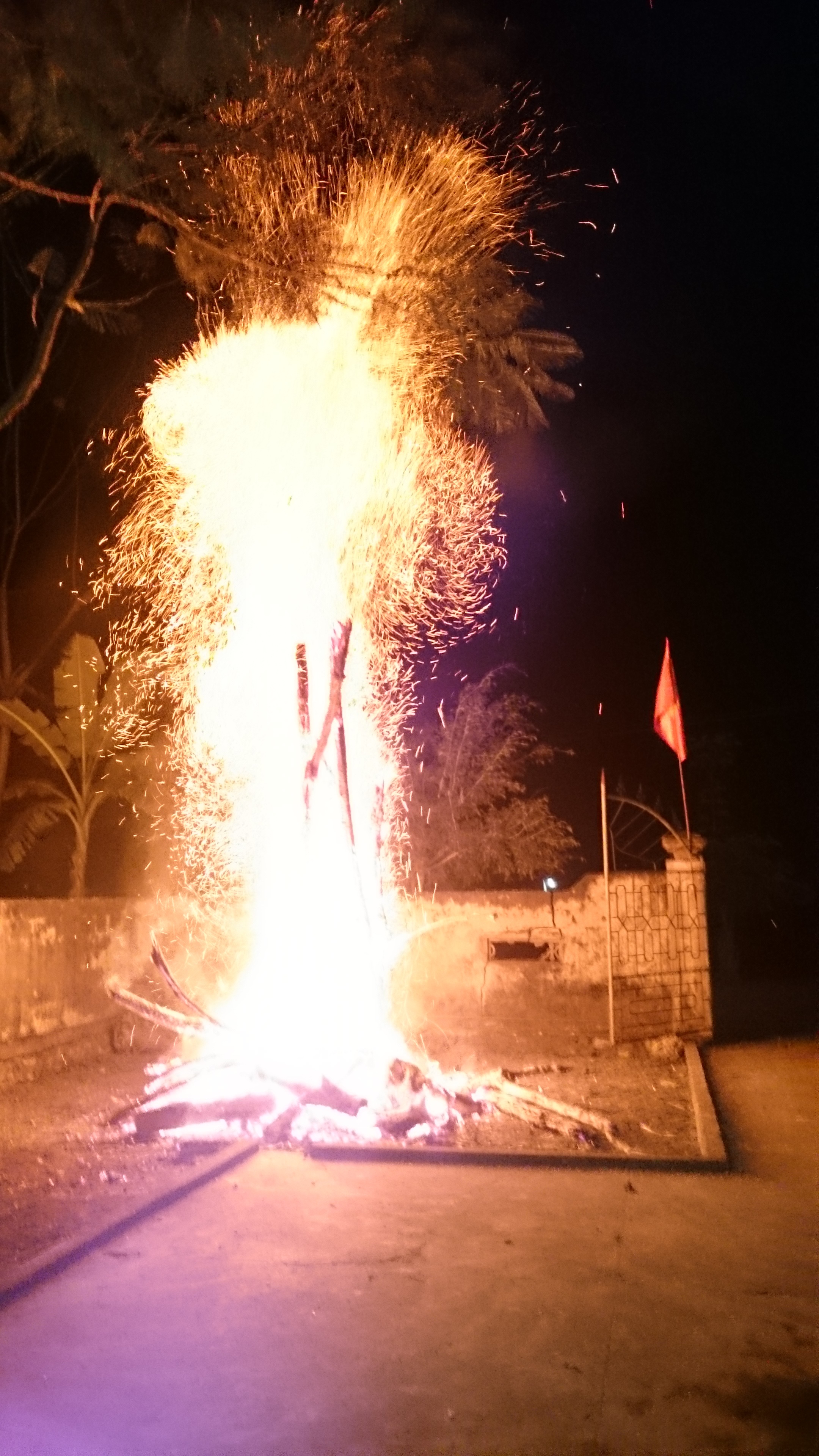 Ngọn lửa bốc cao như thổi bùng lên một khát khao về năm mới may mắn